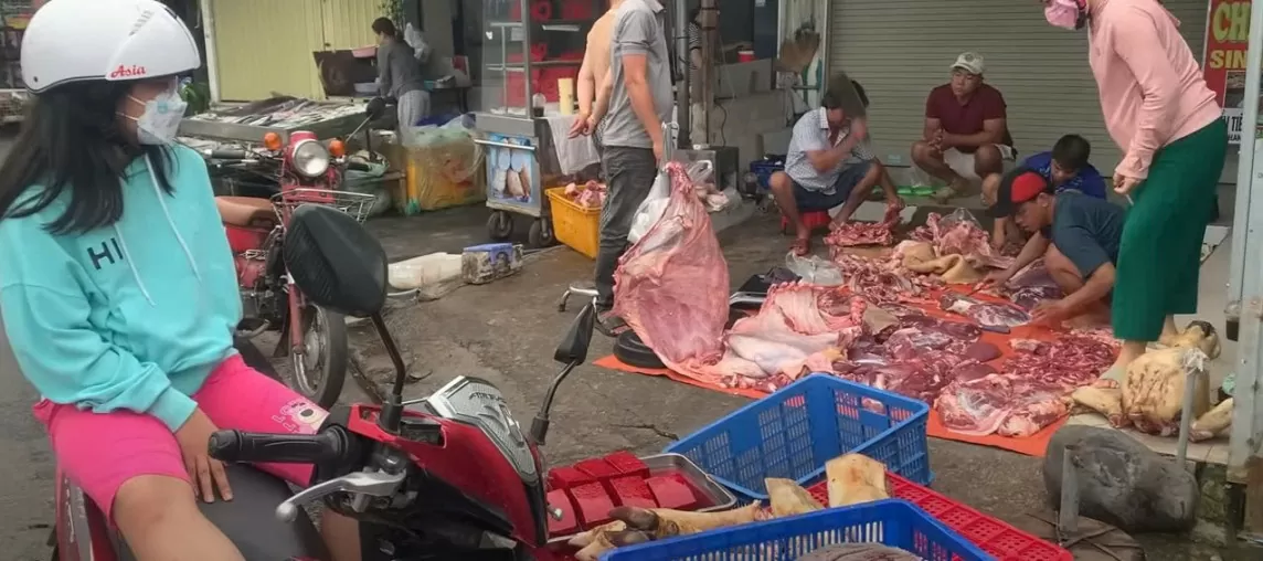 TP. Hồ Chí Minh: Vì sao khó dẹp các điểm kinh doanh tự phát bên ngoài Chợ đầu mối Hóc Môn?