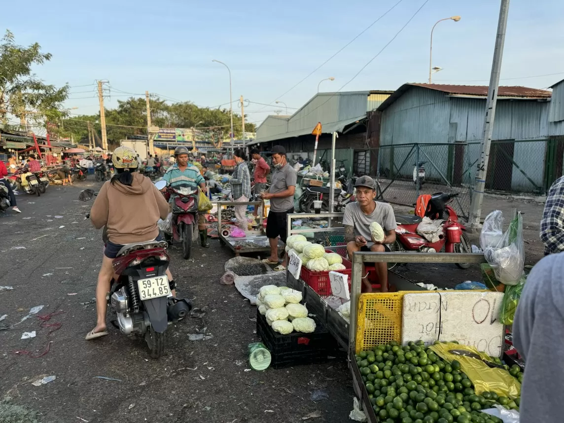 TP. Hồ Chí Minh: Vì sao khó dẹp các điểm kinh doanh tự phát bên ngoài Chợ đầu mối Hóc Môn?