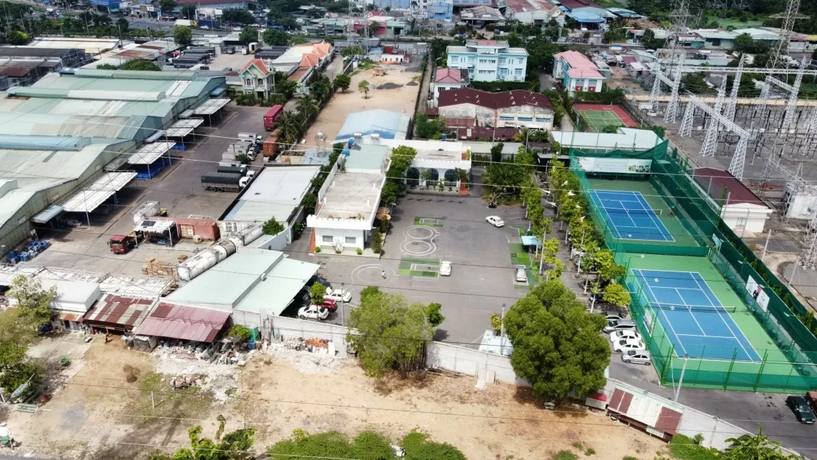 Trung tâm Lái xe Trường Vinh được xây dựng và hoạt động trên đất nông nghiệp. Ảnh Ngân Nga.