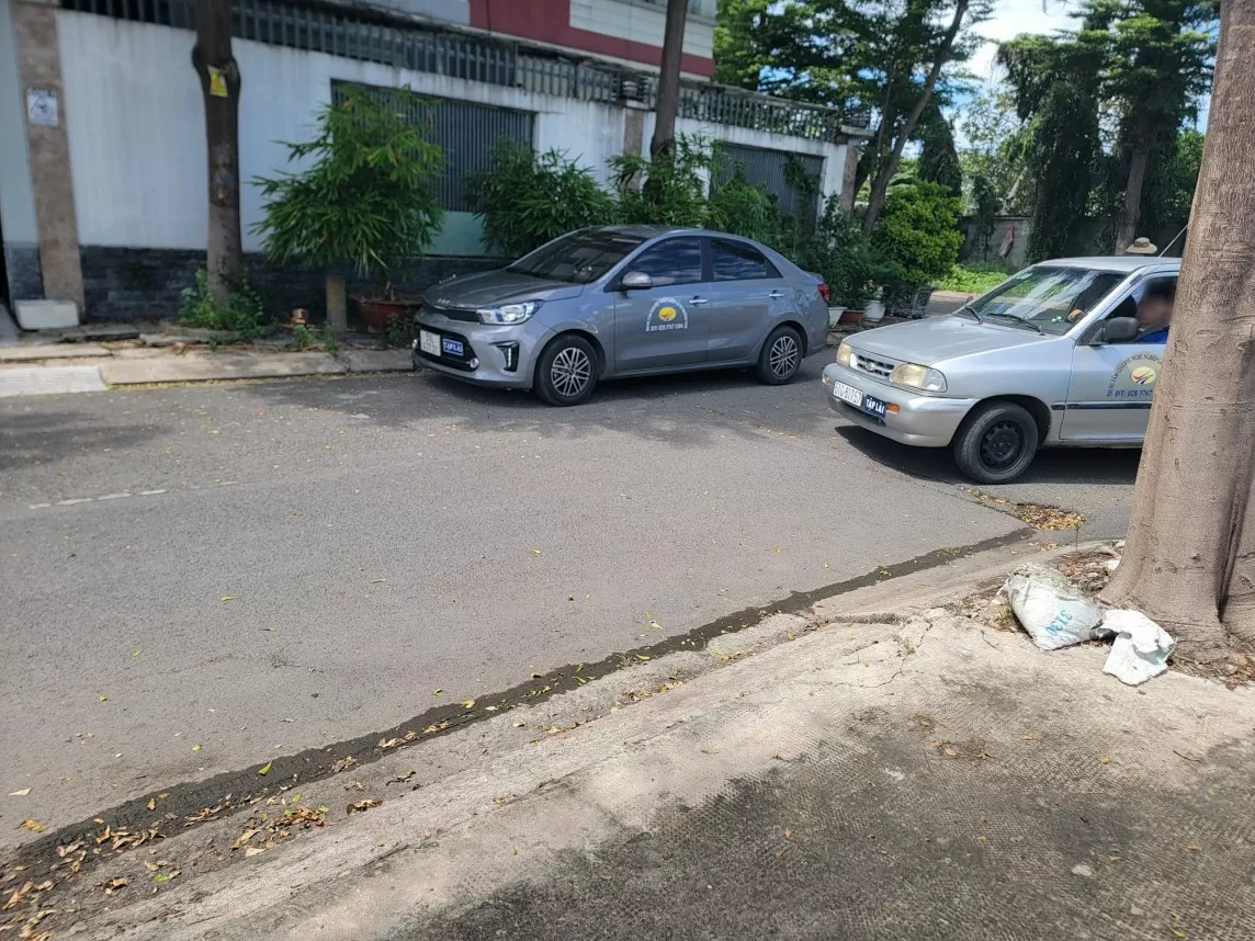 Trung tâm Lái xe Trường Vinh dạy thực hành cho các học viên vào ngày cuối tuần. Ảnh: Ngân Nga