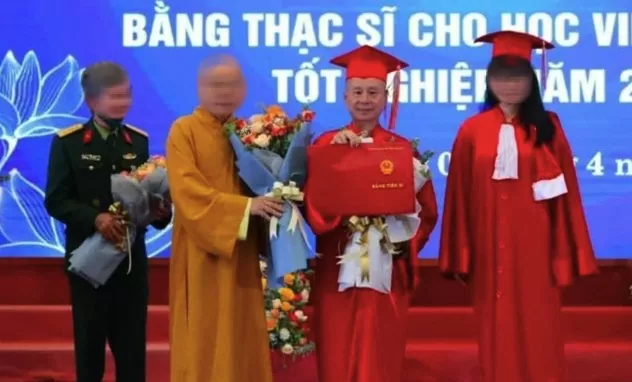 Thượng tọa Thích Chân Quang (thứ 2 từ phải sang) nhận bằng tiến sĩ luật vào tháng 4-2022 - Ảnh: Cổng TTĐT GHPG Việt Nam