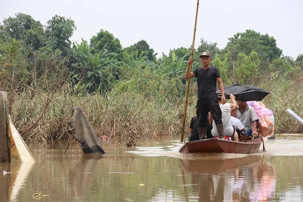 Bãi giữa sông Hồng ngập sâu, người dân lặn lội di chuyển bằng thuyền