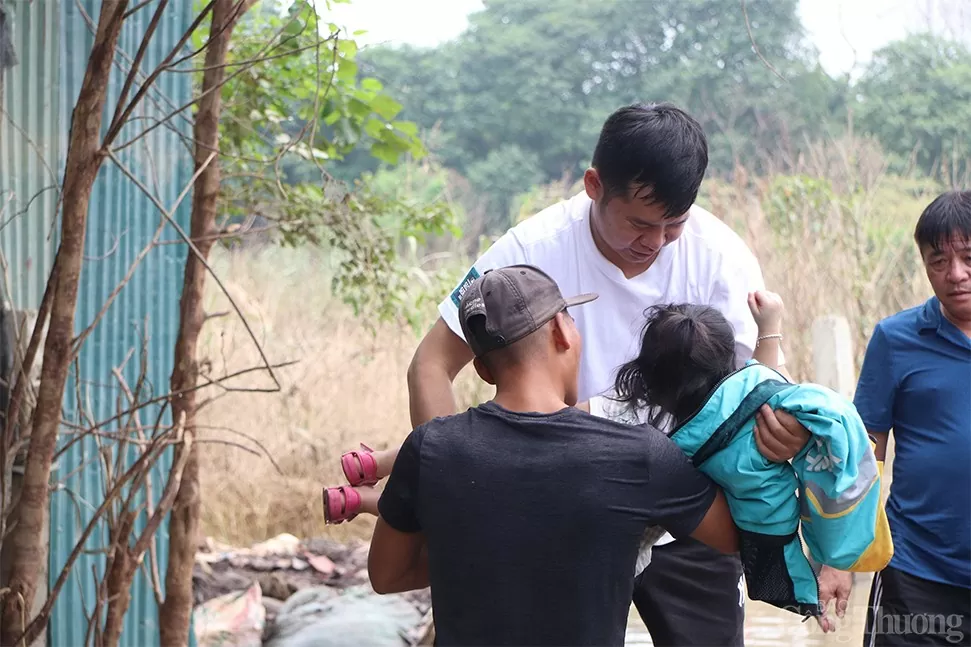 Bãi giữa sông Hồng ngập sâu, người dân lặn lội di chuyển bằng thuyền