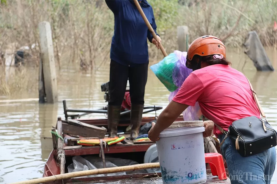 Bãi giữa sông Hồng ngập sâu, người dân lặn lội di chuyển bằng thuyền