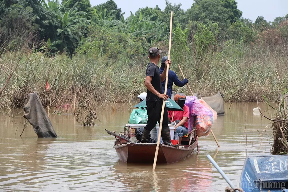 Bãi giữa sông Hồng ngập sâu, người dân lặn lội di chuyển bằng thuyền