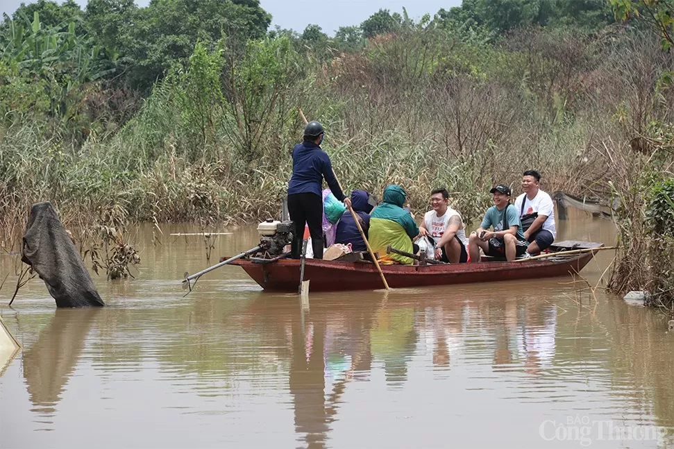 Bãi giữa sông Hồng ngập sâu, người dân lặn lội di chuyển bằng thuyền