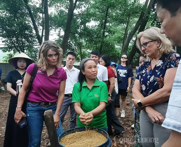 Bà Nguyễn Thị Thu Thoan - Giám đốc HTX gà vi sinh Thu Thoan chia sẻ với 2 nữ đồng nghiệp đến từ Hoa Kỳ cách làm nông nghiệp sạch của HTX