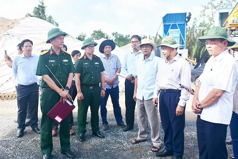 Lãnh đạo tỉnh Sóc Trăng kiểm tra thực tế Dự án thành phần 4 thuộc Dự án Đầu tư xây dựng đường bộ cao tốc Châu Đốc - Cần Thơ - Sóc Trăng giai đoạn 1 . Ảnh: Soctrang.gov.vn