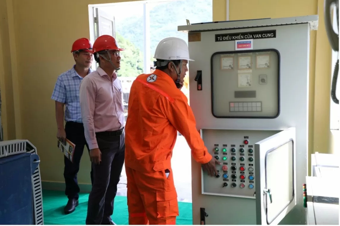 Nhận thông tin và thao tác mở cửa van cung xả tràn hồ Thủy điện A Vương