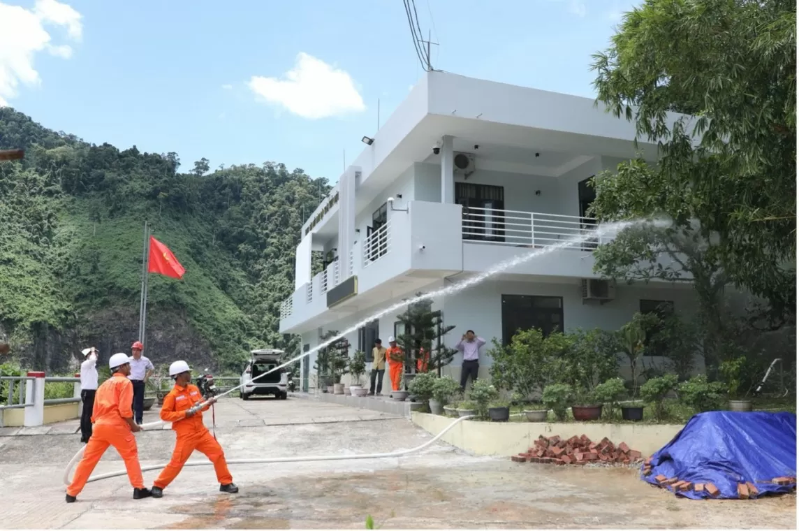 Diễn tập với tình huống cháy rừng tự nhiên ảnh hưởng đến nhà vận hành đập