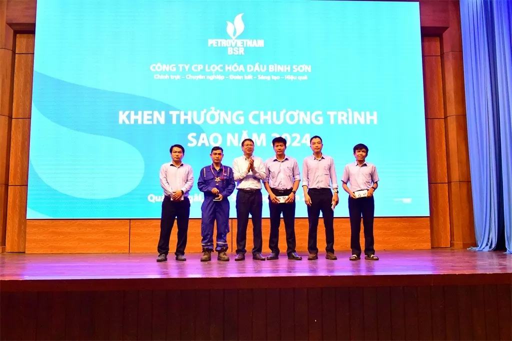 Trao thưởng cho các CBCNV BSR đạt thành tích SAO An toàn trong 6 tháng đầu năm 2024.