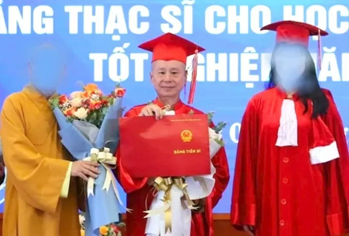 Nghiên cứu sinh Vương Tiến Việt trong lễ trao bằng Tiến sĩ Luật học tại Trường Đại học Luật Hà Nội ( Ảnh: chụp màn hình)