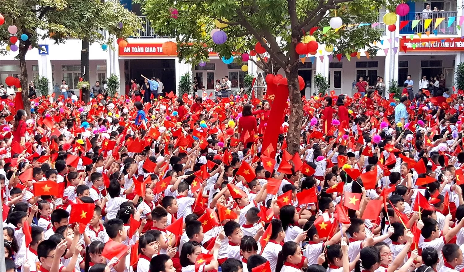 Bộ Giáo dục và Đào tạo yêu cầu các địa phương công khai các khoản thu, chi từ đầu năm học