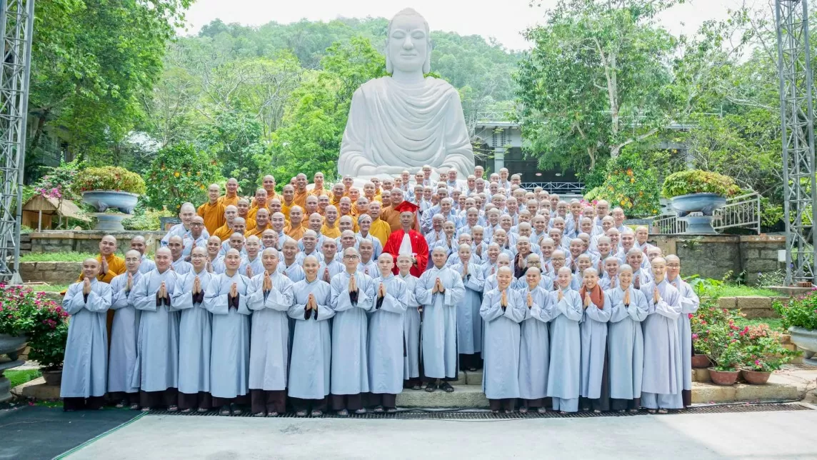 Nhìn lại lễ vinh quy bái tổ của Thượng tọa Thích Chân Quang sau nhận bằng Tiến sĩ Luật