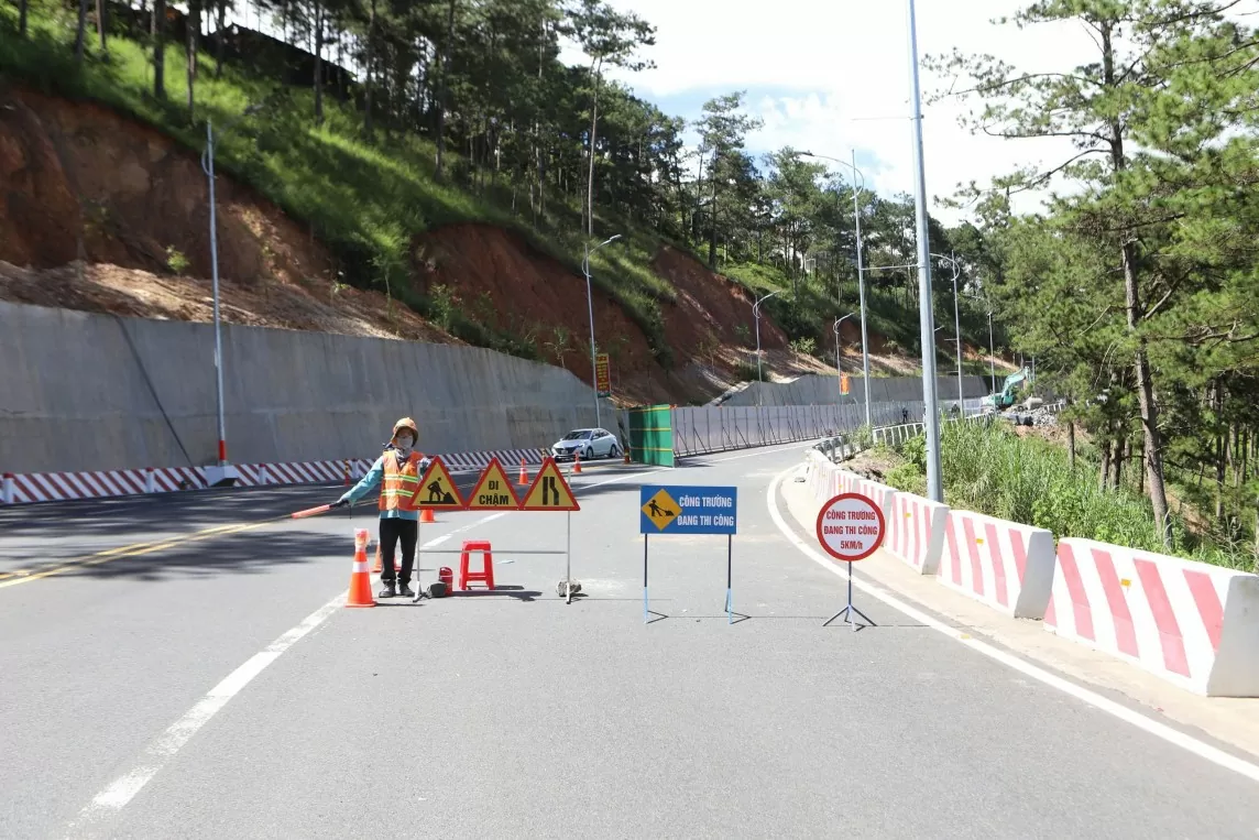 Chưa đầy 1 năm đưa vào hoạt động, đèo Prenn ở Đà Lạt đã hư hỏng, rạn nứt mặt đường