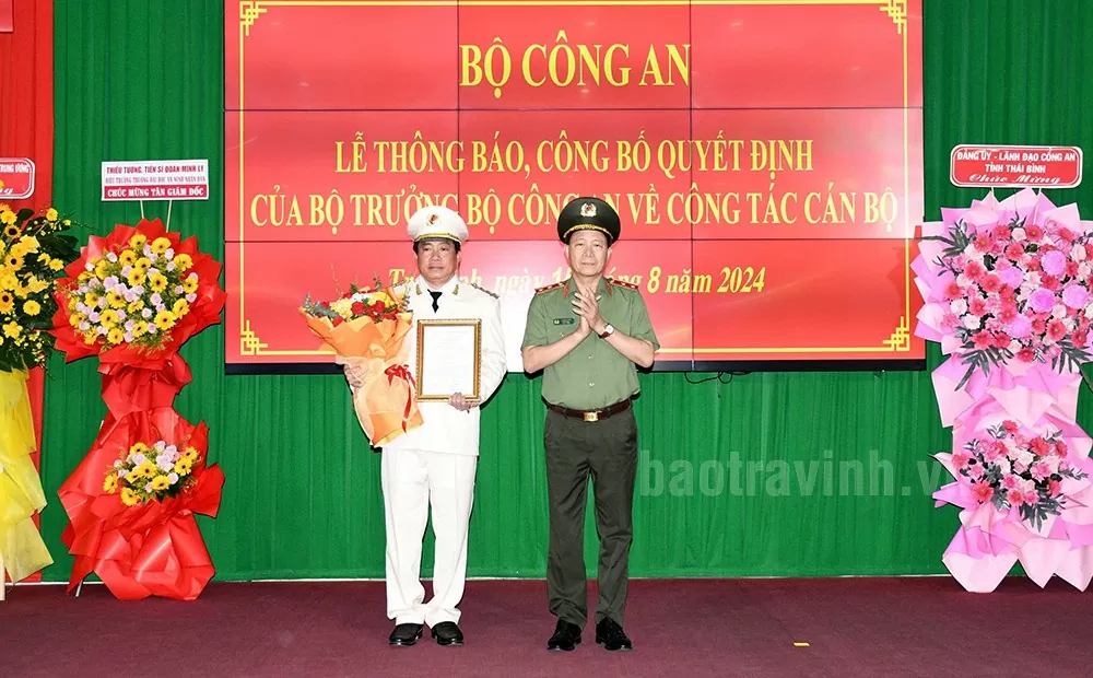 Trung tướng Lê Quốc Hùng trao quyết định của Bộ trưởng Bộ Công an đối với Đại tá Nguyễn Thanh Hải.