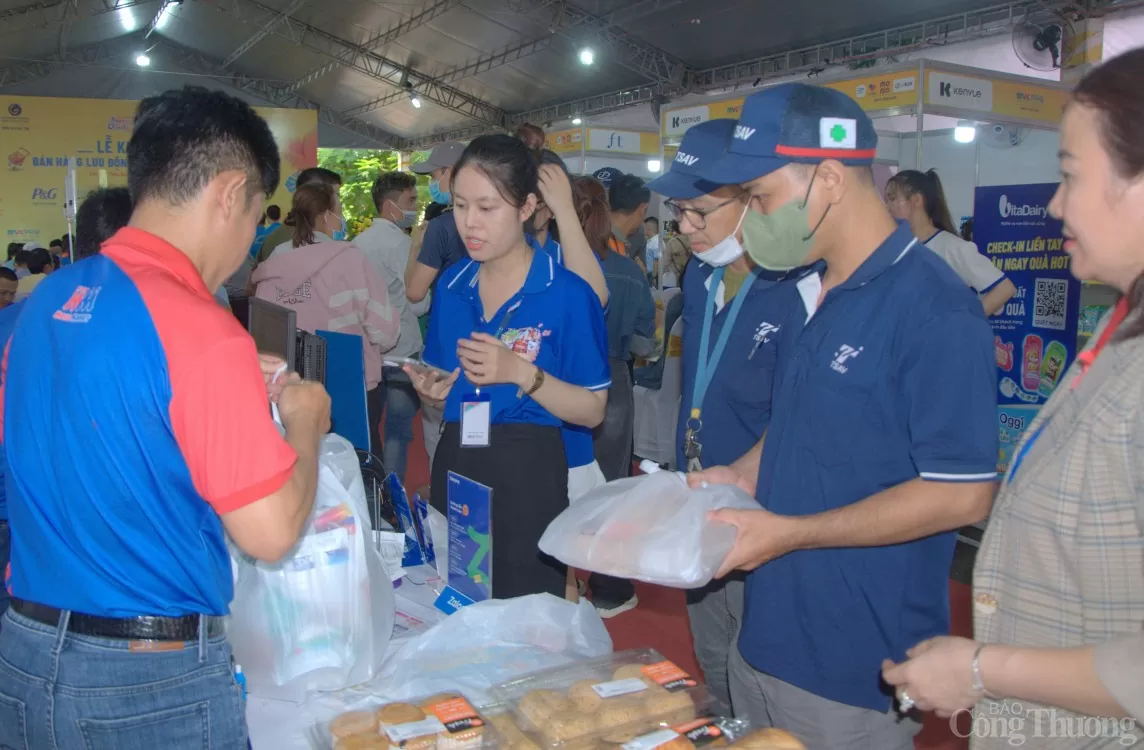 Chương trình bán hàng lưu động bình ổn thị trường: Công nhân có cơ hội mua hàng tiêu dùng từ 1.000 đồng