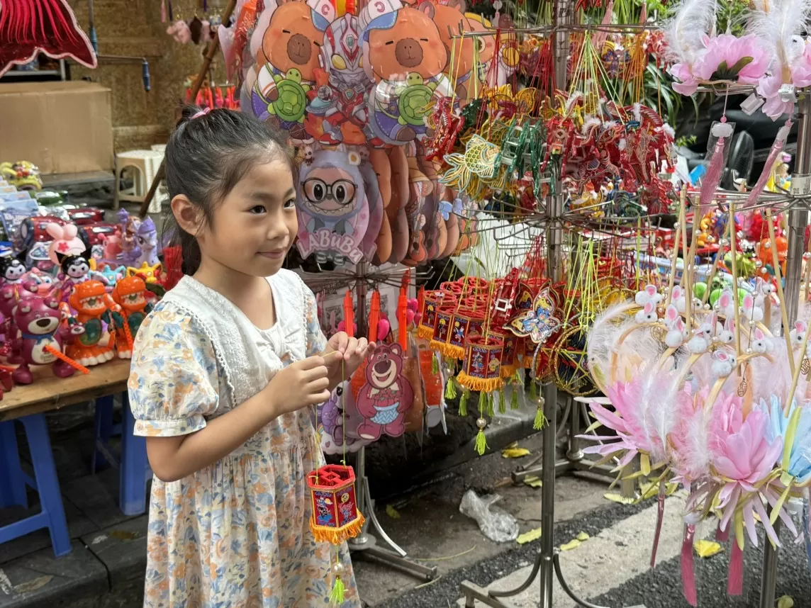 Phố Hàng Mã 'thay áo mới', rực rỡ lung linh chào đón Trung thu