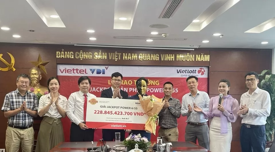 Anh M.T. nhận giải Jackpot trị giá 228,8 tỷ đồng. Ảnh: Vietlott