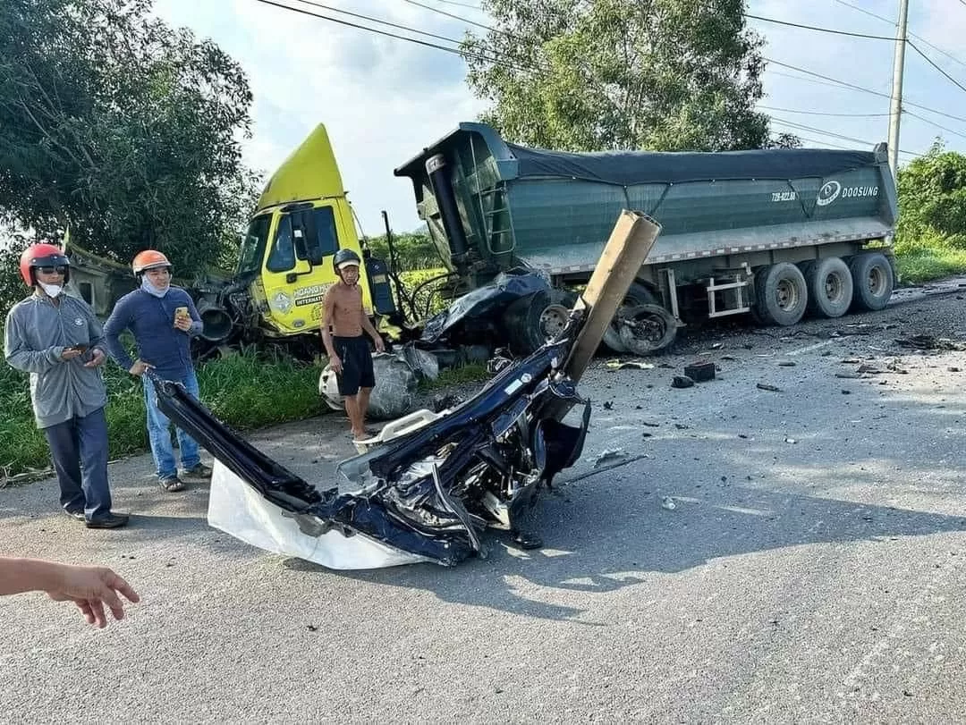 Hiện trường vụ tai nạn giao thông kinh hoàng khiến xe 7 chỗ nát vụn, tài xế bị văng xa tử vong