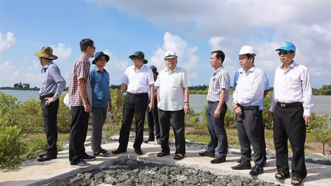 Đoàn khảo sát vị trí dự án Bến tàu cao tốc Trà Vinh - Côn Đảo tại ấp Mù U, xã Dân Thành, thị xã Duyên Hải