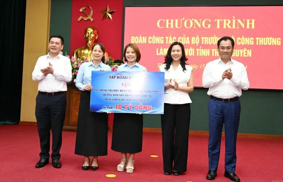 Đoàn công tác của Bộ Công Thương trao tặng 10 tỷ đồng xây trường học tại Thái Nguyên