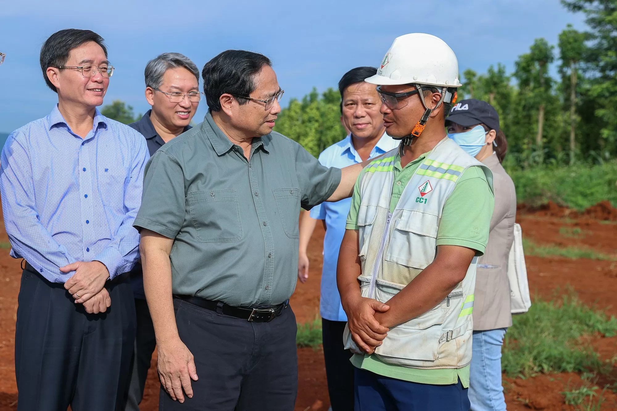 Thủ tướng động viên, thăm hỏi đội ngũ cán bộ, công nhân, người lao động trên công trường - Ảnh: VGP/Nhật Bắc