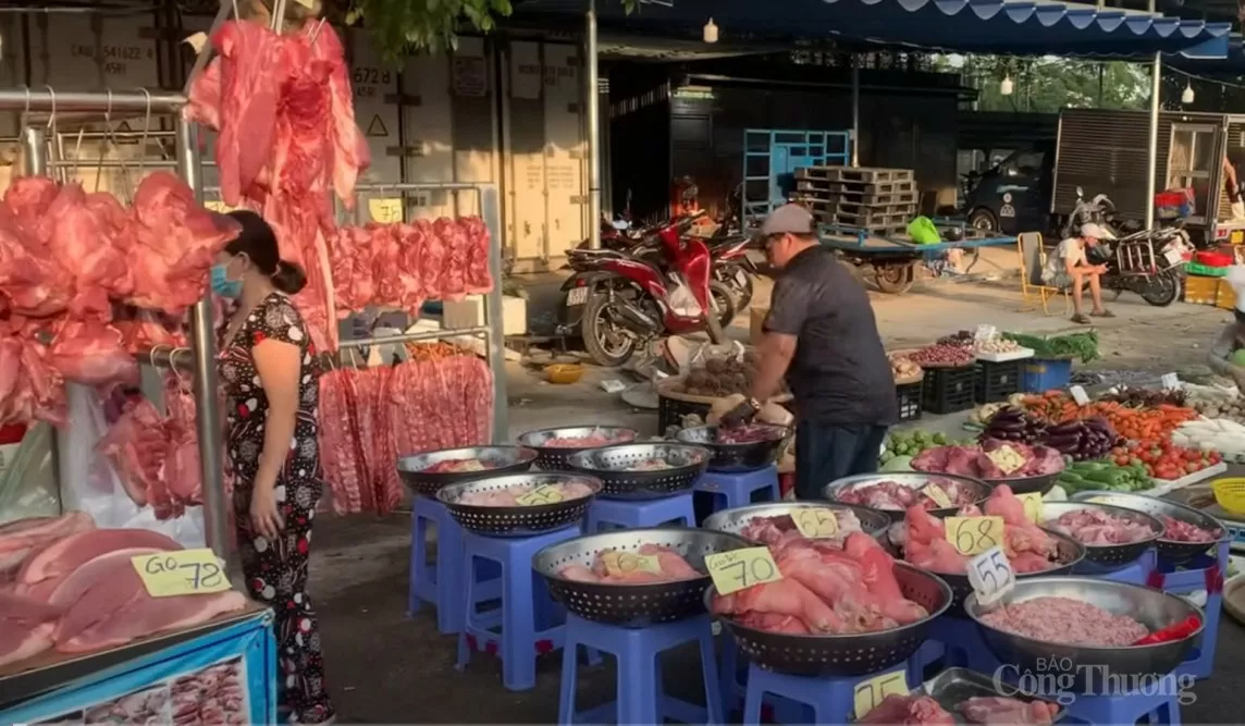 TP. Hồ Chí Minh: Giá thịt bên ngoài chợ đầu mối rẻ hơn rau, thương nhân trong chợ bất an