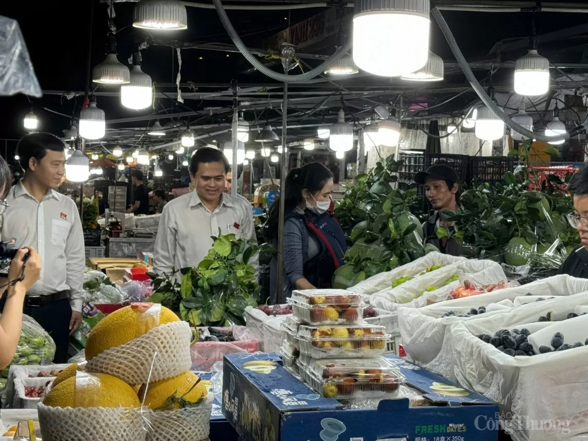 TP. Hồ Chí Minh: Giá thịt bên ngoài chợ đầu mối rẻ hơn rau, thương nhân trong chợ bất an