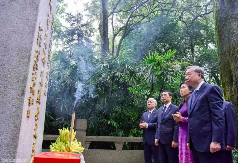 Tổng Bí thư, Chủ tịch nước Tô Lâm và Phu nhân dâng hoa tại mộ liệt sĩ Phạm Hồng Thái