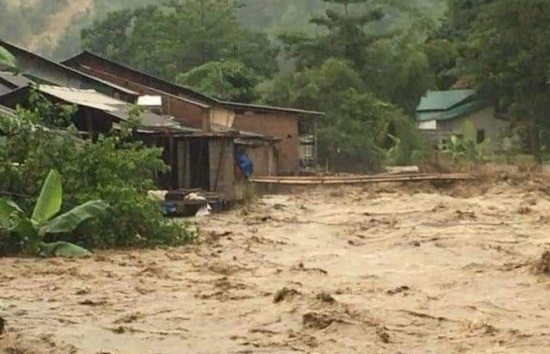 ha giang hai nguoi phu nu bi lu cuon troi tu vong khi bang qua suoi