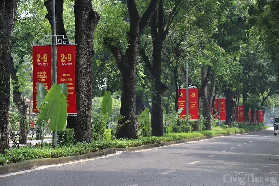Thủ đô Hà Nội rợp cờ hoa chào mừng 79 năm Cách mạng tháng Tám và Quốc khánh 2/9