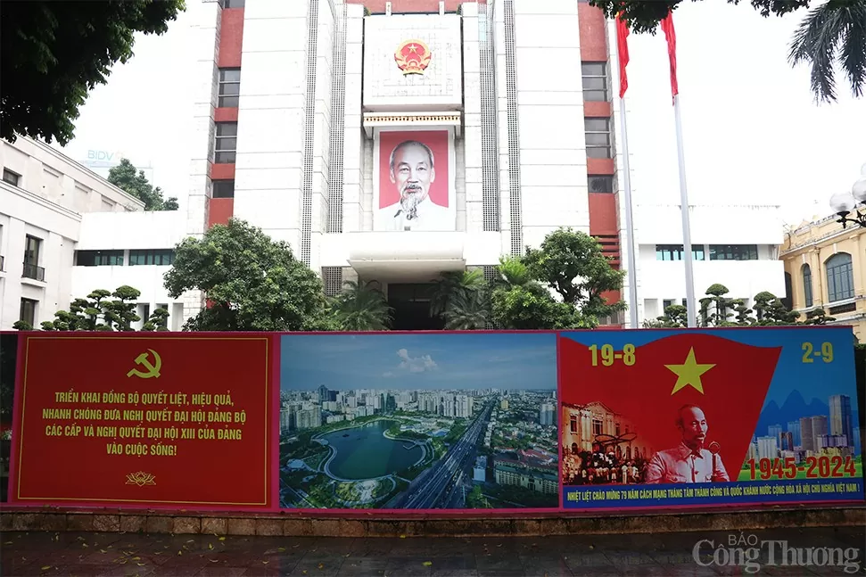 Thủ đô Hà Nội rợp cờ hoa chào mừng 79 năm Cách mạng tháng Tám và Quốc khánh 2/9