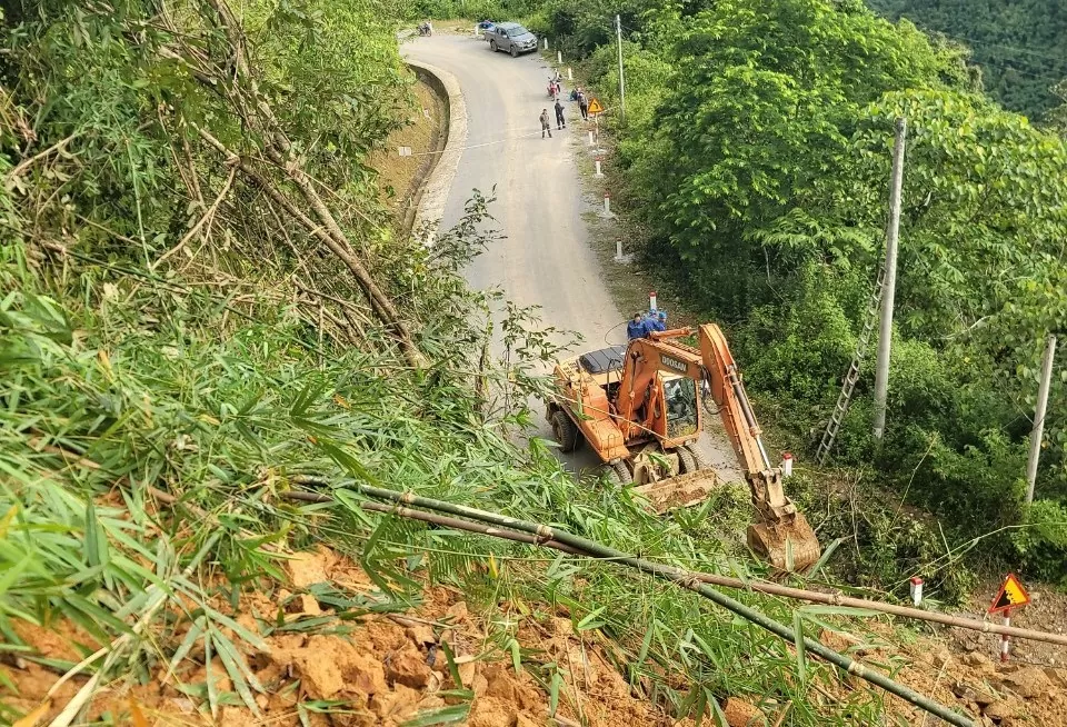 Hàng vạn khối đất đá sạt lở xuống Quốc lộ 4H, giao thông bị chia cắt hoàn toàn