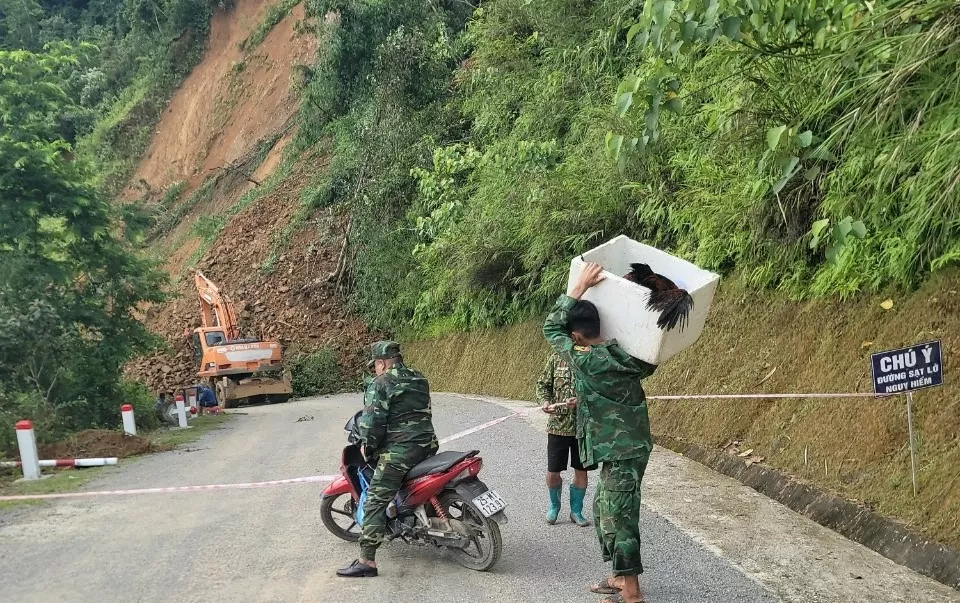 Hàng vạn khối đất đá sạt lở xuống Quốc lộ 4H, giao thông bị chia cắt hoàn toàn