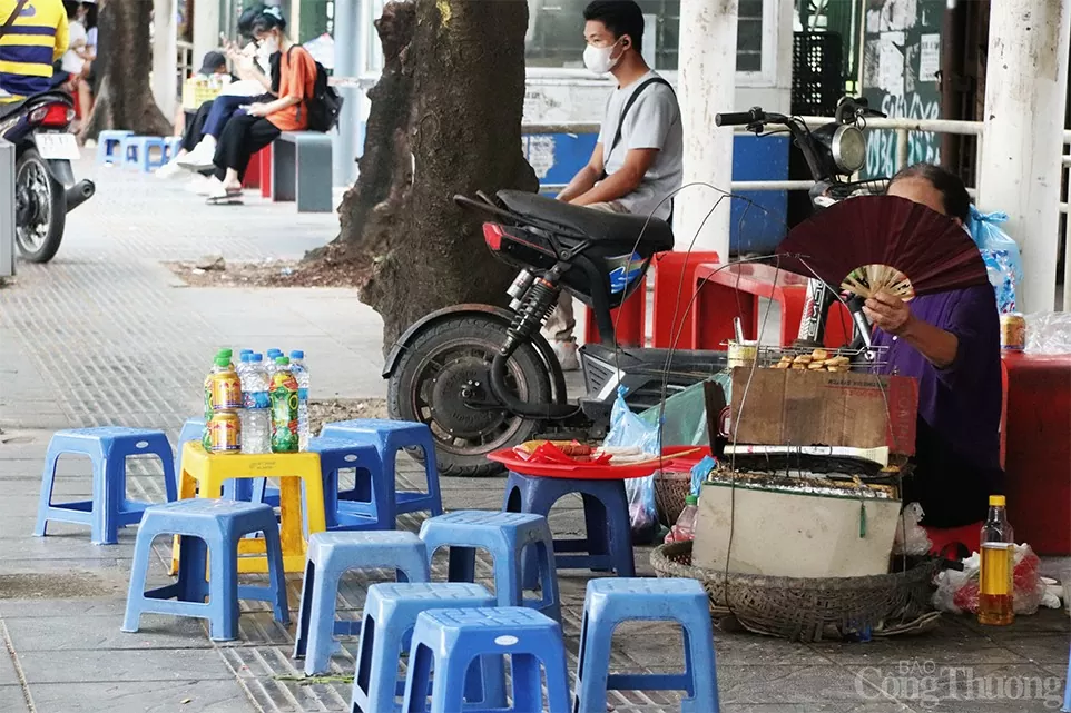 Hà Nội: Điểm chờ xe buýt được 'hô biến' thành quán nước, bãi tập kết phế thải