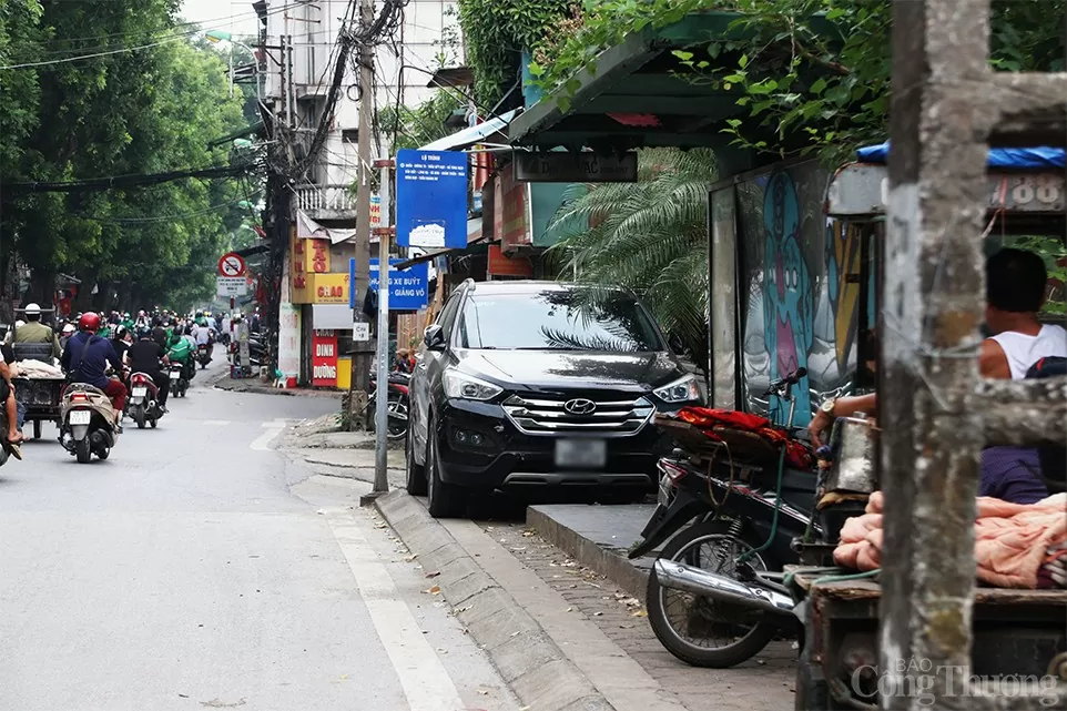 Hà Nội: Điểm chờ xe buýt được 'hô biến' thành quán nước, bãi tập kết phế thải