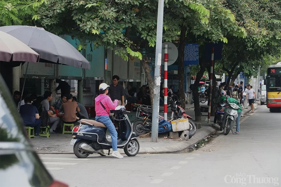 Hà Nội: Điểm chờ xe buýt được 'hô biến' thành quán nước, bãi tập kết phế thải