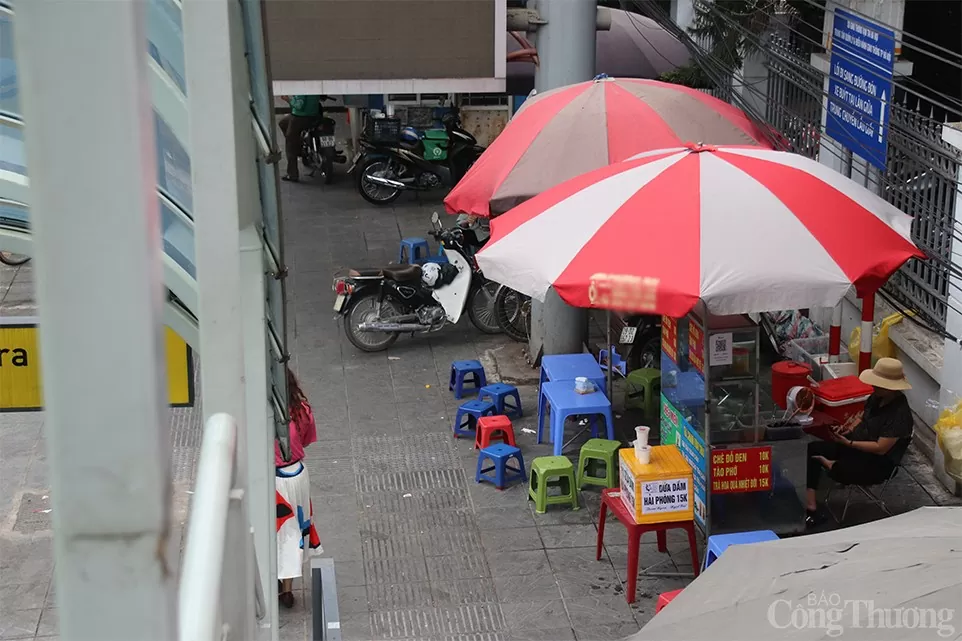 Hà Nội: Điểm chờ xe buýt được 'hô biến' thành quán nước, bãi tập kết phế thải