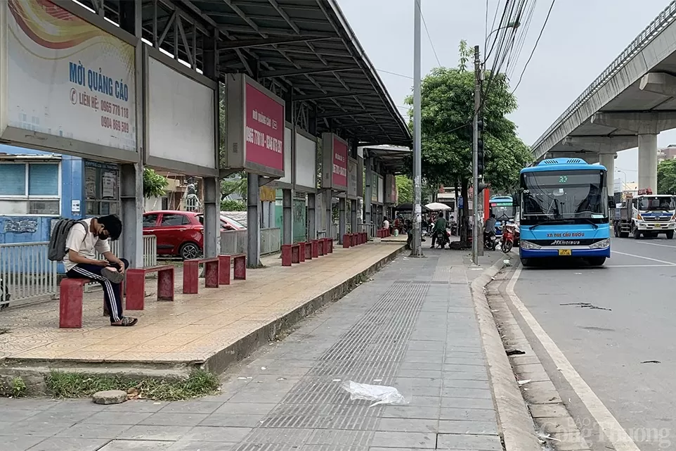 Hà Nội: Điểm chờ xe buýt được 'hô biến' thành quán nước, bãi tập kết phế thải