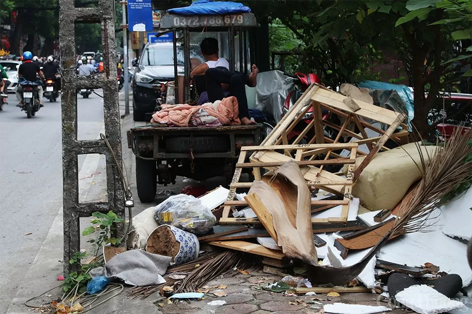 Hà Nội: Điểm chờ xe buýt được 'hô biến' thành quán nước, bãi tập kết phế thải