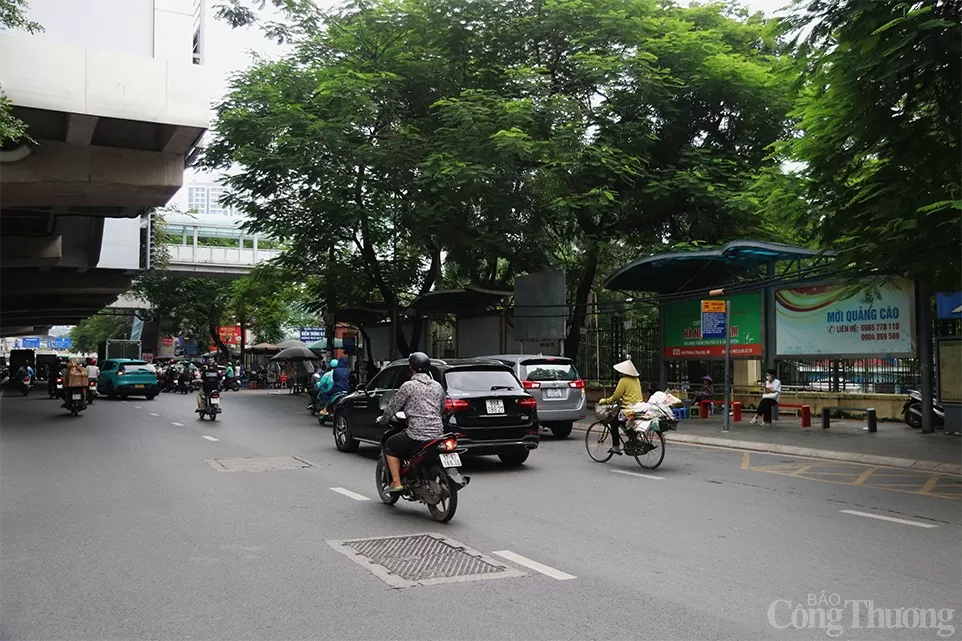 Hà Nội: Điểm chờ xe buýt được 'hô biến' thành quán nước, bãi tập kết phế thải