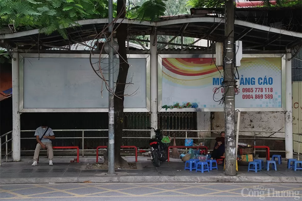 Hà Nội: Điểm chờ xe buýt được 'hô biến' thành quán nước, bãi tập kết phế thải