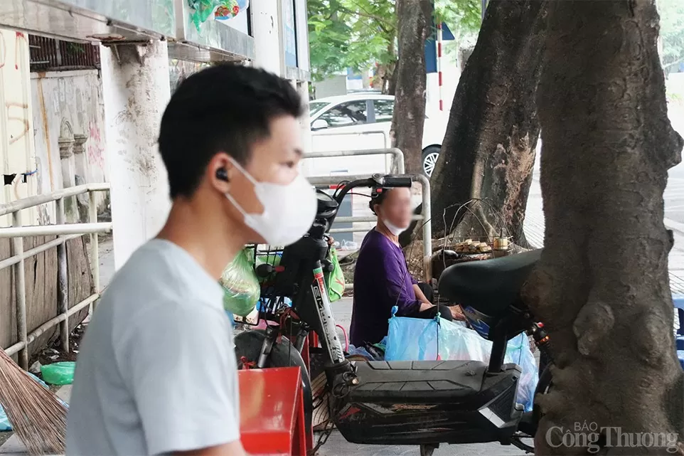 Hà Nội: Điểm chờ xe buýt được 'hô biến' thành quán nước, bãi tập kết phế thải