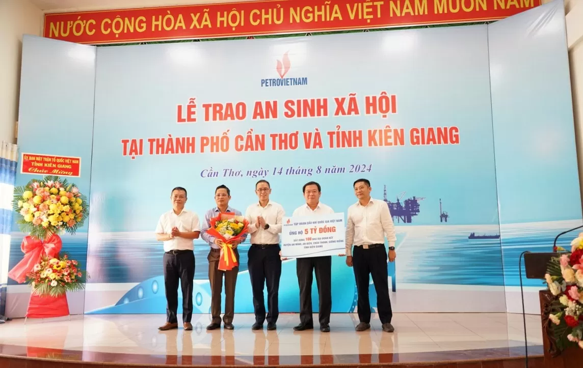 Đại diện lãnh đạo Petrovietnam trao biển tài trợ 5 tỷ đồng xây nhà Đại đoàn kết cho tỉnh Kiên Giang.