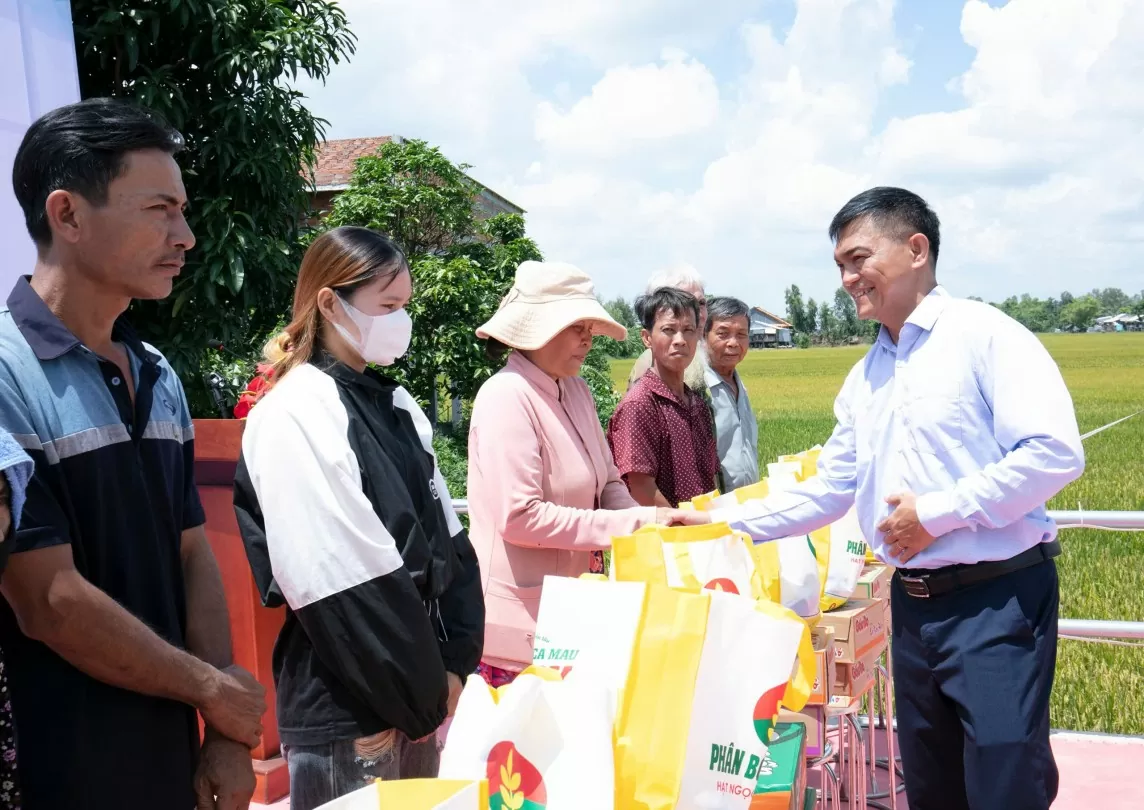 Nhân dịp này, Phân Bón Cà Mau trao tặng 20 phần quà cho bà con xã Tân Mỹ