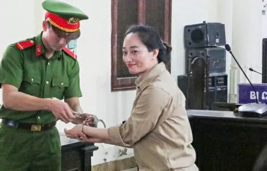 "Cô đồng bổ cau" Trương Thị Hương hầu toà