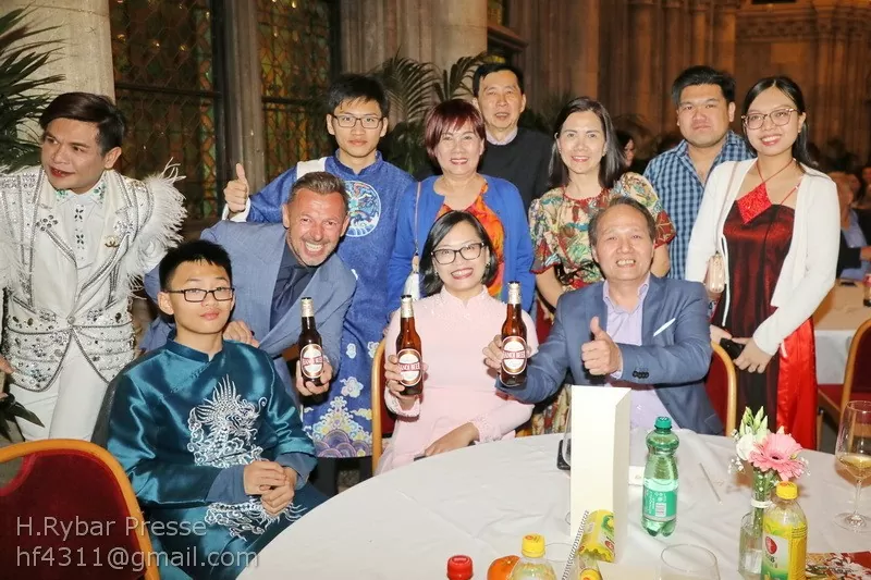 Nhân dịp tết Té nước (Songkran) của Thái Lan tổ chức tại Toà thị chính, thủ đô Viên, Thương vụ Việt Nam tại Áo đã phối hợp với Hội Doanh nghiệp Áo – Thái Lan và công ty Yip-Hint giới thiệu bia Habeco cho bạn bè Áo và các nước châu Á 