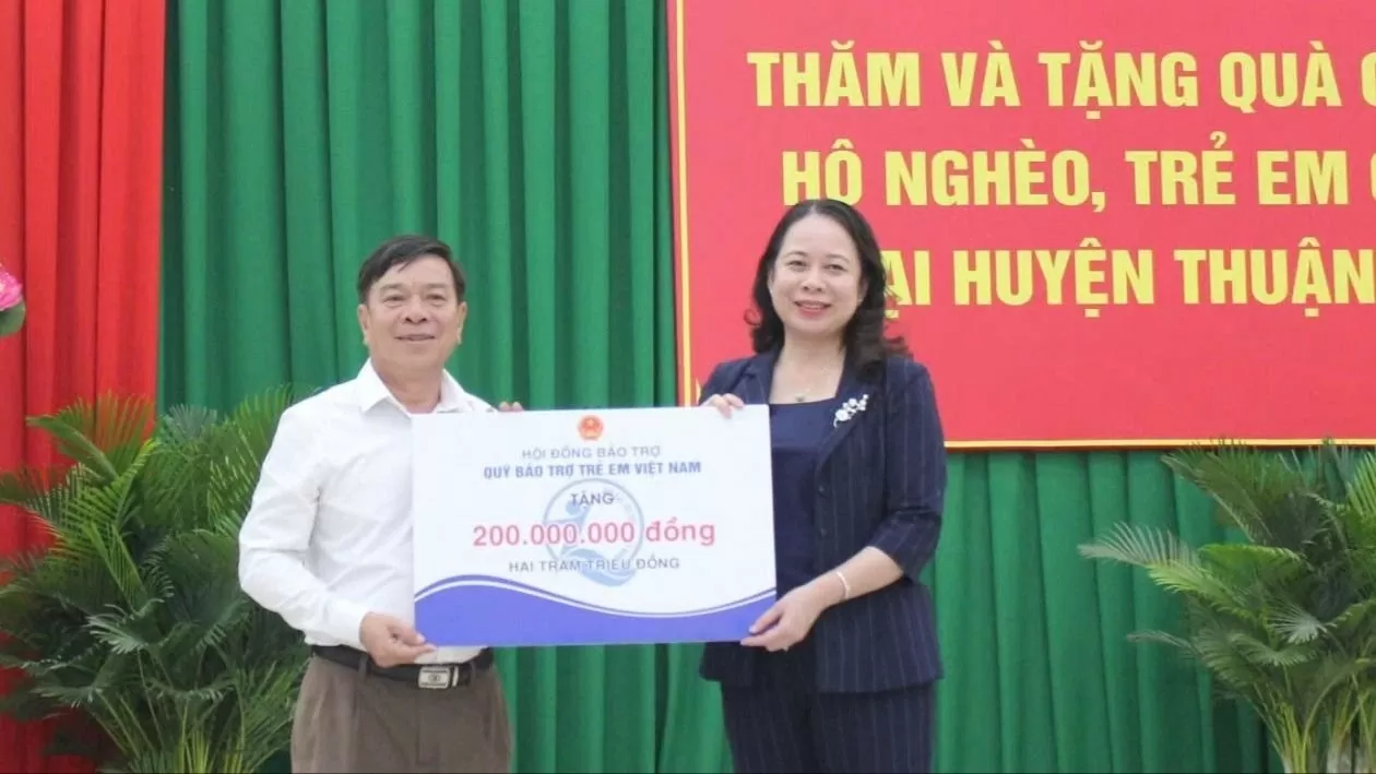 Phó Chủ tịch nước Võ Thị Ánh Xuân thăm, tặng quà gia đình chính sách, hộ nghèo tại tỉnh Ninh Thuận