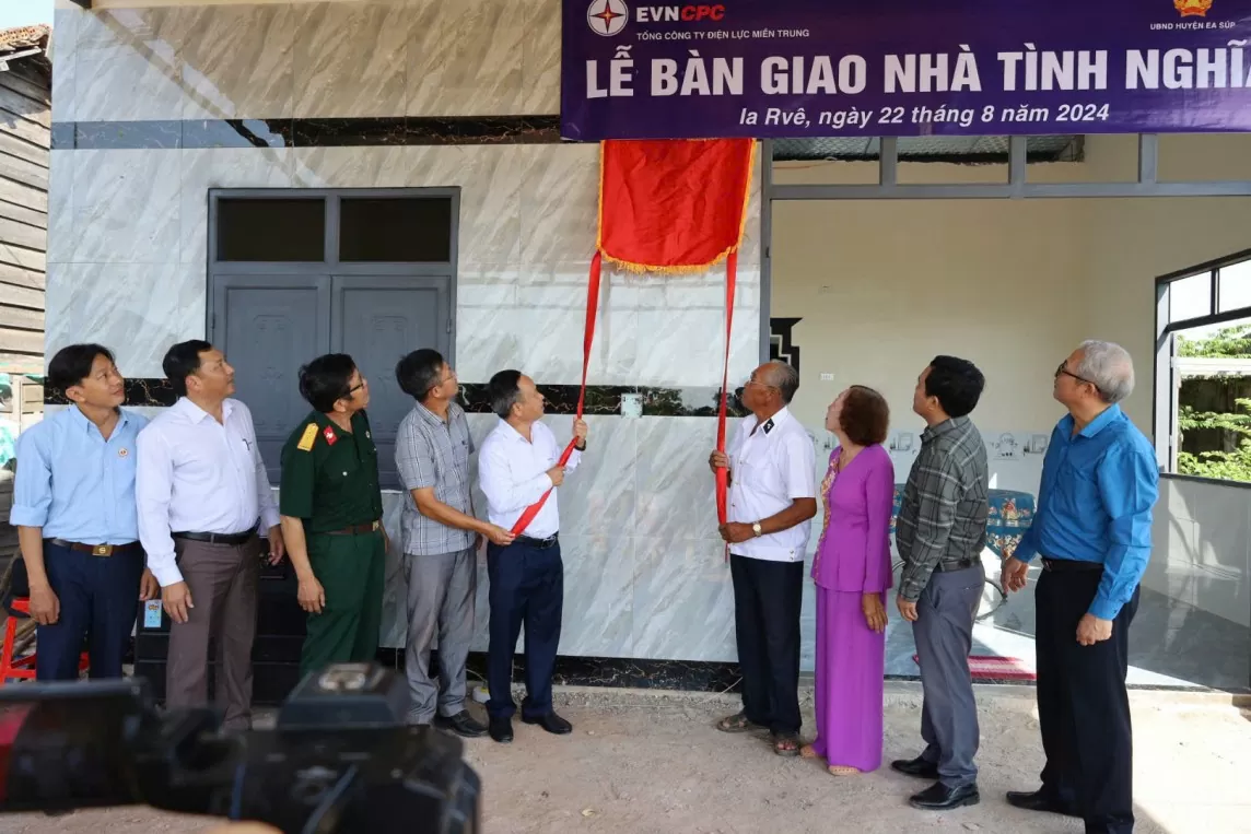 Làm nghi thức bàn giao nhà tình nghĩa cho gia đình ông Lê Văn Phục -Thôn 12, xã Ia Rvê